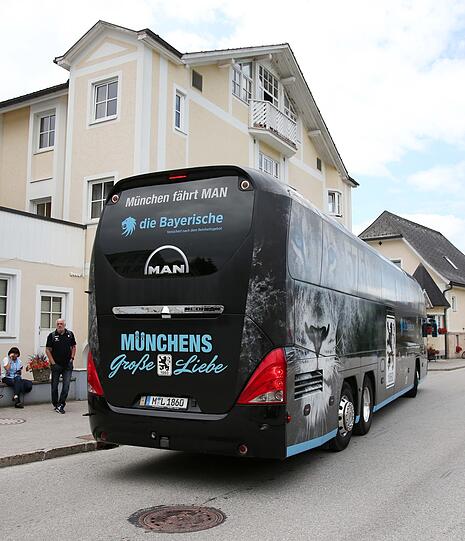 Der Löwen-Tross um Daniel Bierofka ist am Dienstagmittag im 4-Sterne-Hotel "Dilly Resort" angekommen.
