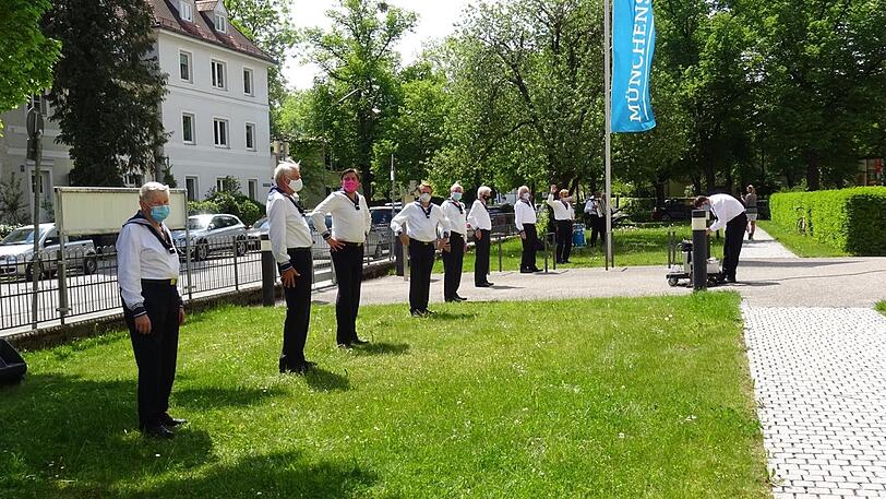 Die Matrosen singen mit Mundschutz.