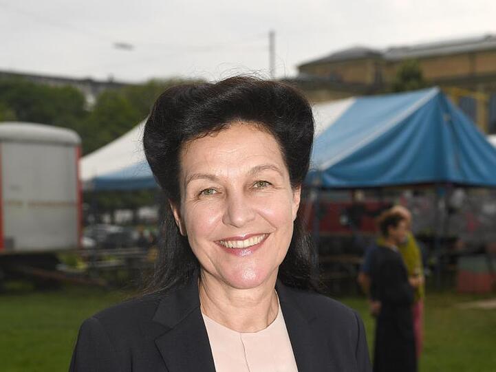 Bettina Reitz, die Präsidentin der HFF, ist vor der Hochschule für Film und Fernsehen HFF zu sehen. Foto: Felix Hörhager/Archiv