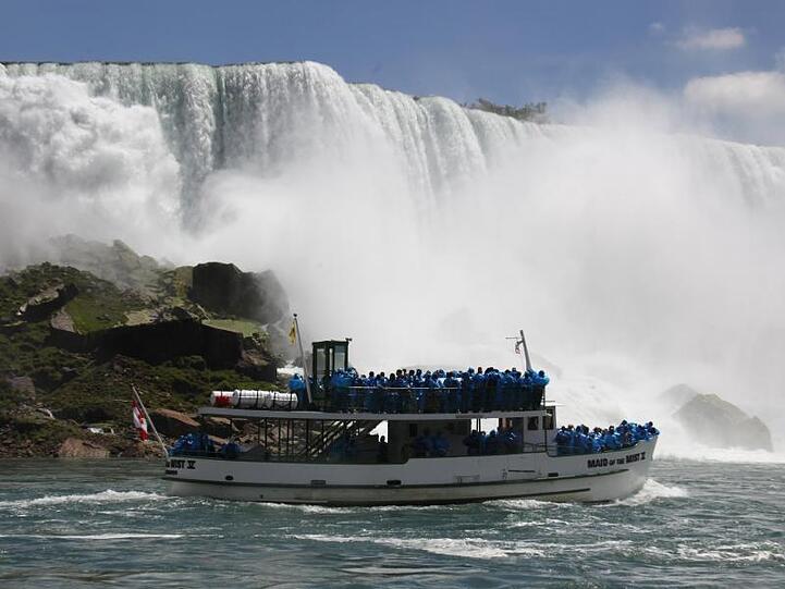 Annäherung per Touristenboot: Die "Maid of the Mist" fährt an die Niagarafälle heran.