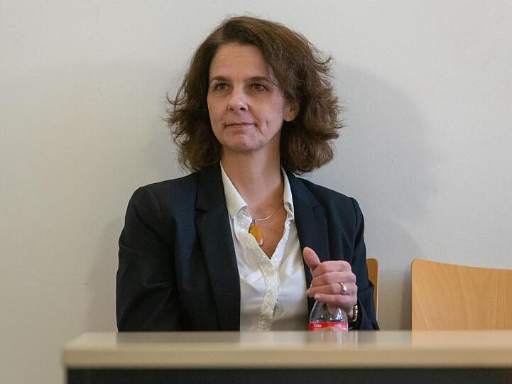 Anja Wolbergs, Ehefrau des suspendierten Regensburger Oberbürgermeisters, sitzt vor dem Verhandlungssaal im Landgericht. Foto: Armin Weigel