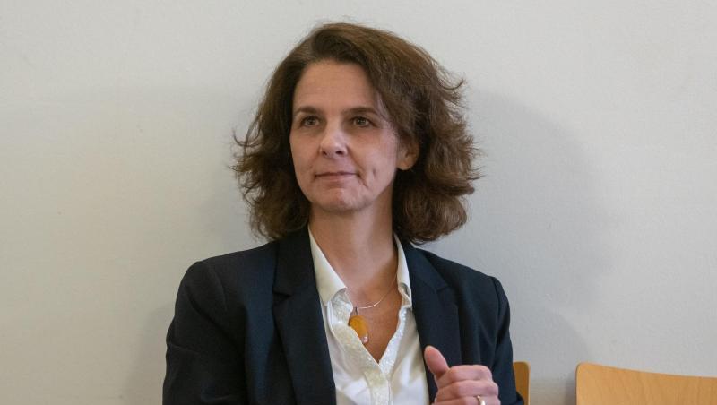 Anja Wolbergs, Ehefrau des suspendierten Regensburger Oberbürgermeisters, sitzt vor dem Verhandlungssaal im Landgericht. Foto: Armin Weigel Anja Wolbergs, Ehefrau des suspendierten Regensburger Oberbürgermeisters, sitzt vor dem Verhandlungssaal im Landgericht. Foto: Armin Weigel