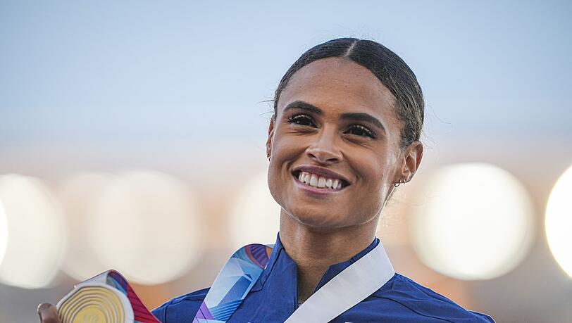 Nach ihrem Fabel-Weltrekord über 400 Meter Hürden posiert Sydney Mclaughlin mit ihrer Goldmedaille.