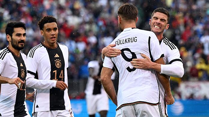 Ilkay Gündogan (l) und Niclas Füllkrug (2.v.r.) erzielten die ersten beiden Tore unter DFB-Coach Julian Nagelsmann.