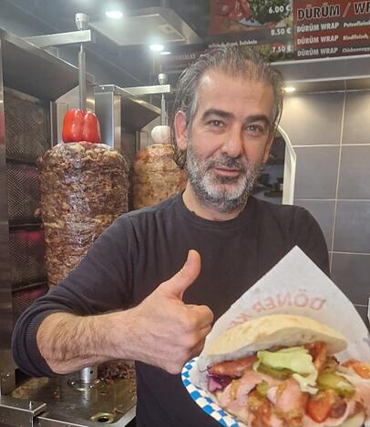 Marco Cakmak mit seinem Leberkas-Döner.