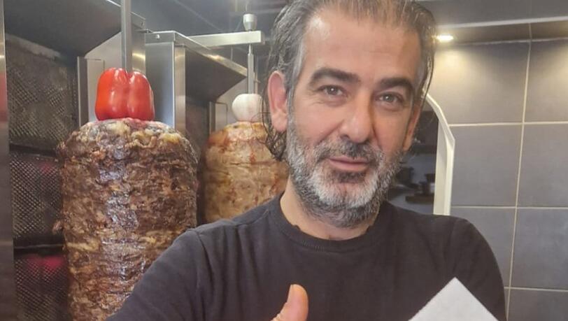 Marco Cakmak mit seinem Leberkas-Döner. Marco Cakmak mit seinem Leberkas-Döner.