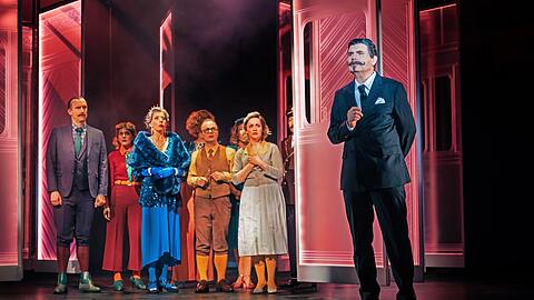 Hercule Poirot (Carsten Strauch, rechts) ermittelt im Orientexpress.