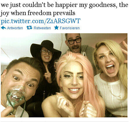"Wir könnten nicht glücklicher sein", postete Lady Gaga in den frühen Morgenstunden und lieferte als Beweis noch dieses Bild mit.