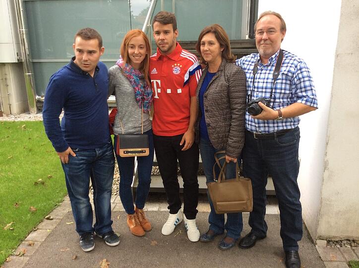 Juan Bernat und seine stolze Familie: Vater Alejandro will den ersten FC-Bayern-Tag seines Sohnes festhalten und hat seine Kamera dabei.