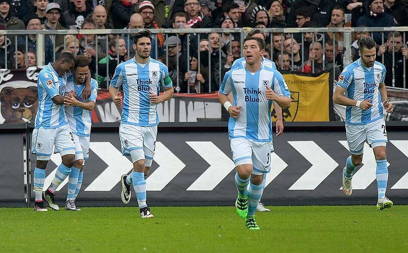Jubel über den 2:0-Auswärtssieg bei den Kiez-Kickern: die Spieler des TSV 1860.