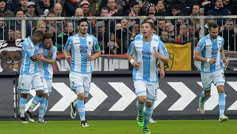 Jubel über den 2:0-Auswärtssieg bei den Kiez-Kickern: die Spieler des TSV 1860. Jubel über den 2:0-Auswärtssieg bei den Kiez-Kickern: die Spieler des TSV 1860.