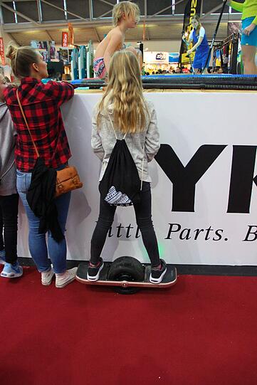 Warum laufen, wenn man auch fahren kann? Ob mit dem Scooter, dem Hoverboard oder einer anderen Apparatur - auf der ISPO Munich 2017 dreht sich alles um das Thema Technologie.