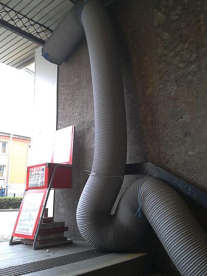 Ein riesenhafter Lüftungsschlauch zeigt, dass sich was tut auf dem Bau im Untergrund des Hauptbahnhofs.