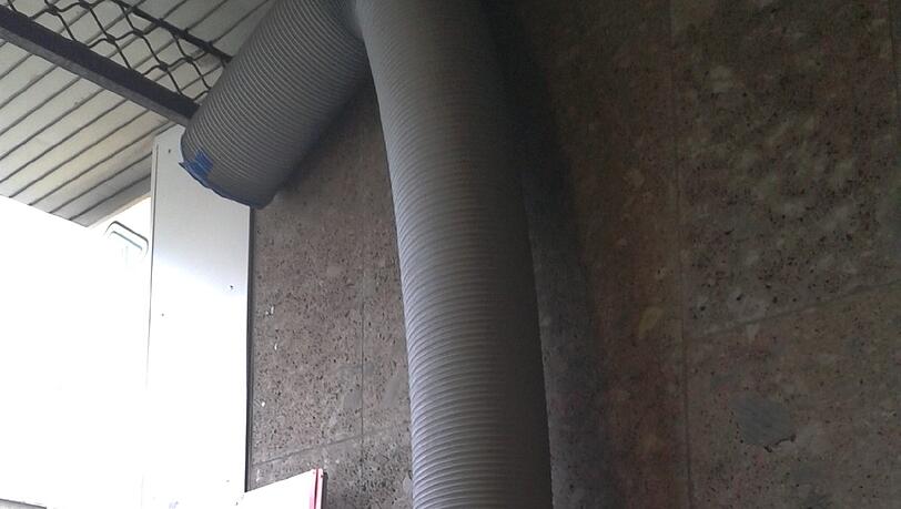 Ein riesenhafter Lüftungsschlauch zeigt, dass sich was tut auf dem Bau im Untergrund des Hauptbahnhofs. Ein riesenhafter Lüftungsschlauch zeigt, dass sich was tut auf dem Bau im Untergrund des Hauptbahnhofs.