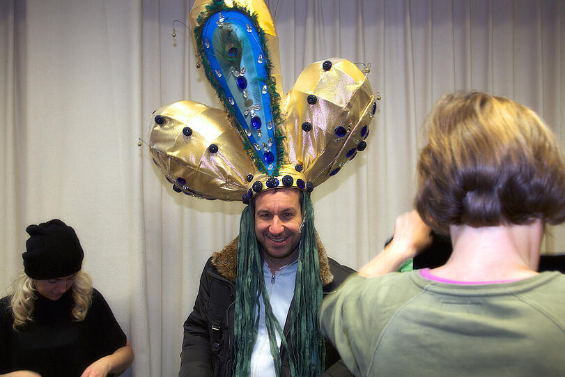 Sehr eigen: Der bunte Kopfschmuck.