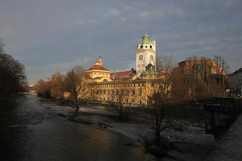 Historisch und modern: das Volksbad vorne, im Hintergrund der Gasteig.
