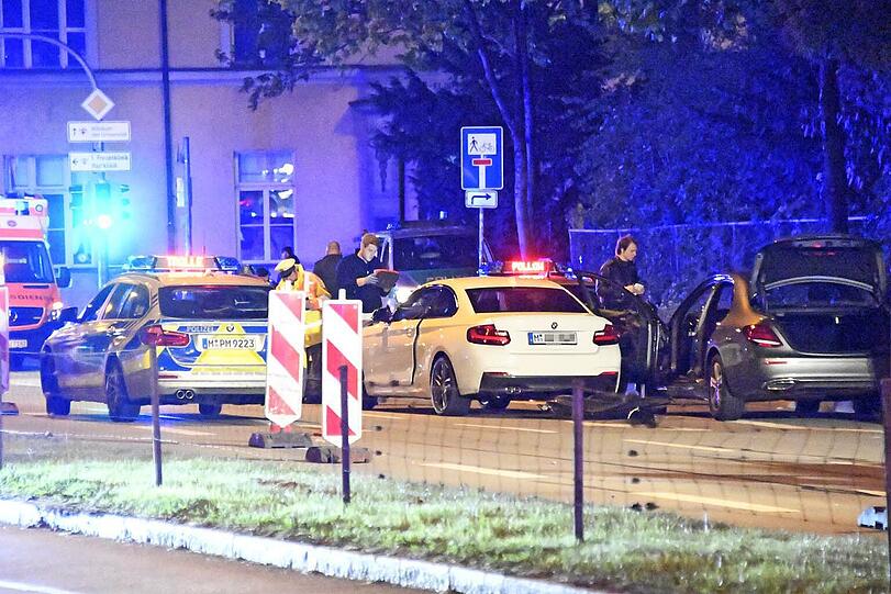 Wegen Übermüdung krachte der Fahrer eines BMW M2 in einen von der Polizei angehaltenen Mercedes und verletzte dabei zwei Beamte schwer.