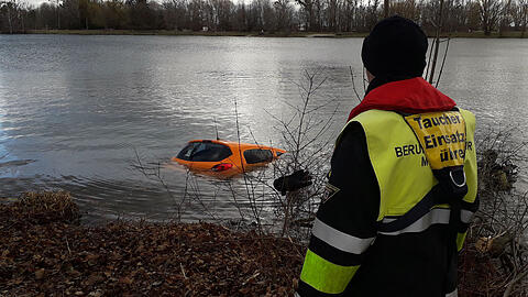Das Auto des Baureferats im Feldmochinger See.
