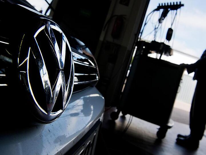 Bei dem ausgehandelten VW-Angebot für eine Diesel-Entschädigung könnten etwa 620 Millionen Euro ausbezahlt werden.