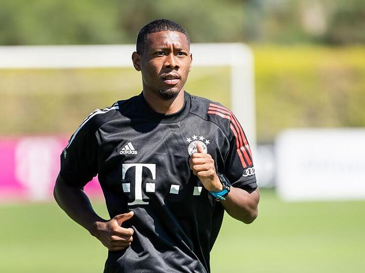 David Alaba vom FC Bayern München läuft während einer Trainingseinheit um einen Fußballplatz. Foto: Matthias Balk/dpa