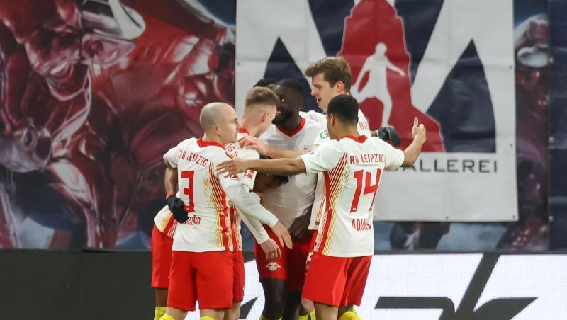 Leipzigs Spieler jubeln nach dem Treffer zum 1:0.