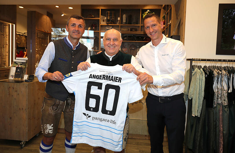 Die Löwen bei der Wiesn-Einkleidung bei Trachten Angermaier.
