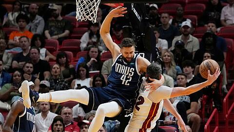 Maxi Kleber (l) musste sich mit Dallas Miami geschlagen geben.