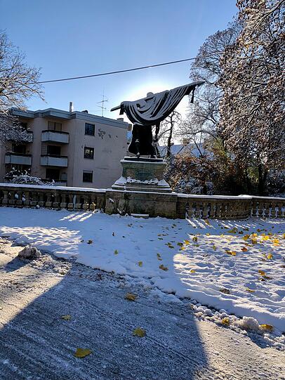 Der Schmied von Kochel an der Lindwurmstraße in Sendling hat unter dem Schnee etwas mehr zu tragen.