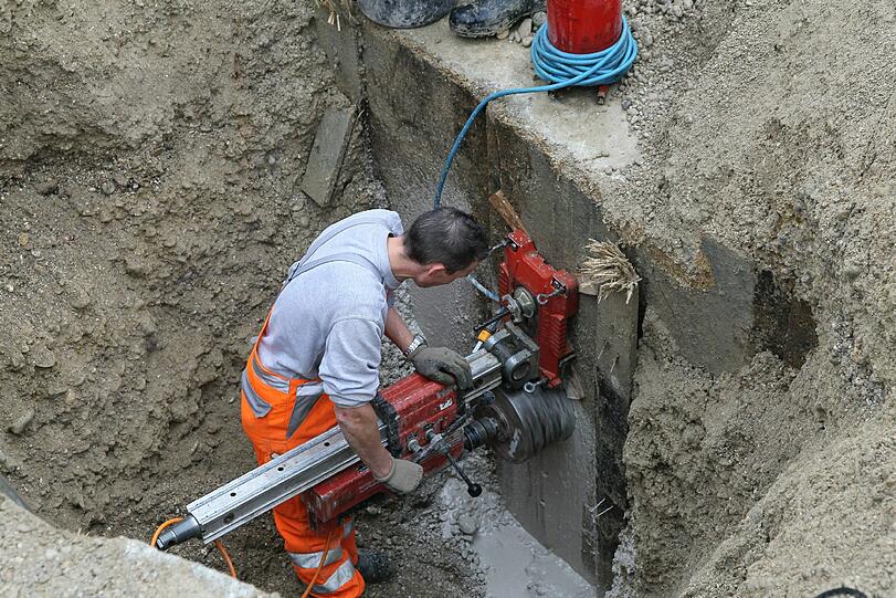 Unzählige Gas-, Wasser und Fernwärmeleitungen müssen für die zwei neuen Tunnel mehrfach umgelegt und umgeleitet werden.