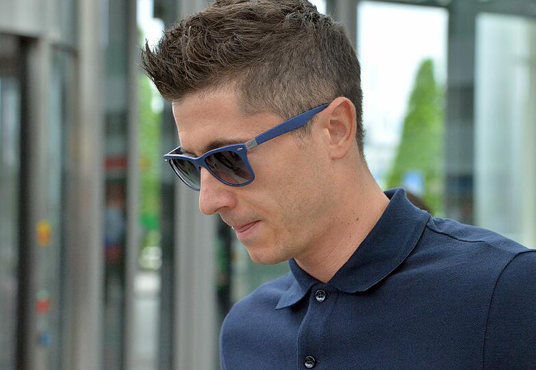 Robert Lewandowski am Flughafen.