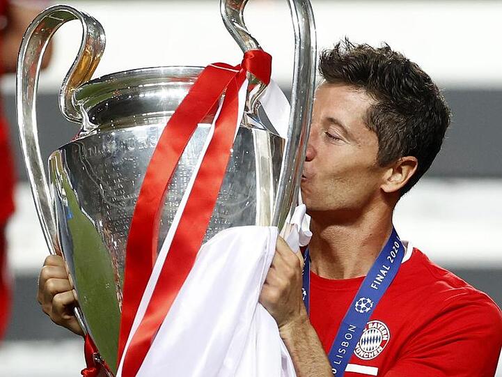 Robert Lewandowski küsst die Champions-League-Trophäe. Foto: Matthew Childs/Pool Reuters/AP/dpa