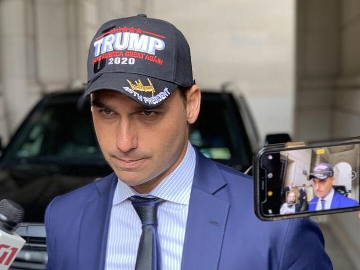 Eduardo Bolsonaro, Abgeordneter und Sohn des Präsidenten, spricht mit einer Trump-Mütze auf dem Kopf zu Journalisten.