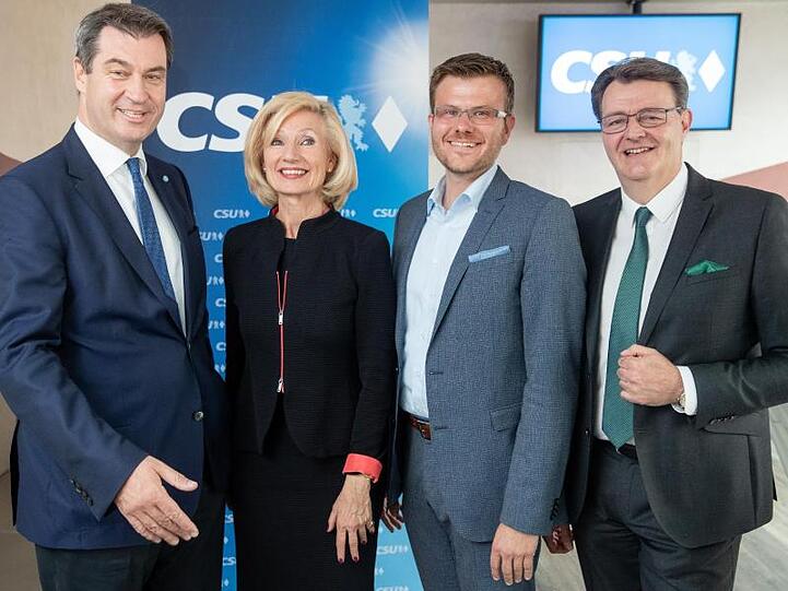 Markus Söder (l-r), Ministerpräsident von Bayern, die Nürnberger Kulturreferentin Julia Lehner (beide CSU), der Leiter der CSU-Stadtratsfraktion Marcus König und Michael Frieser, Bezirksvorsitzender des CSU-Verbands Nürnberg-Fürth-Schwabach, stehen nebeneinander. Foto: Daniel Karmann