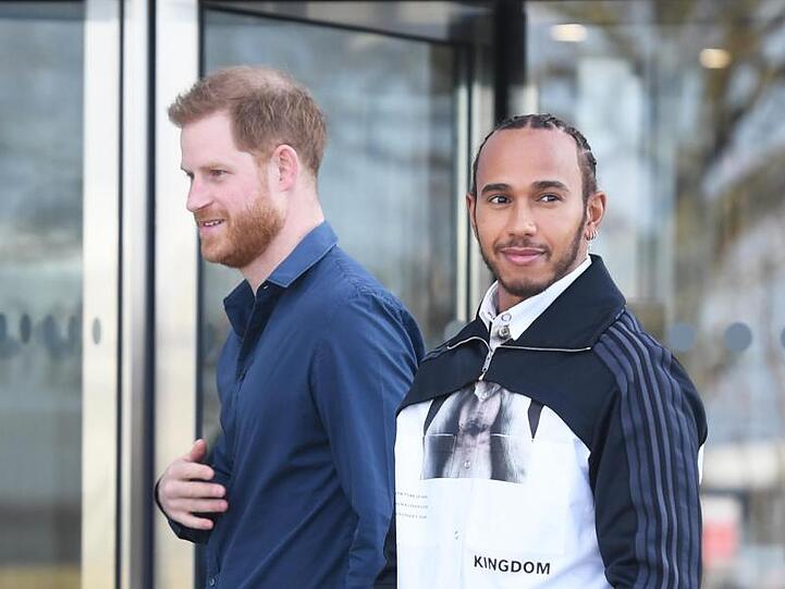 Prinz Harry (l) und Lewis Hamilton bei ihrer Ankunft in Silverstone.