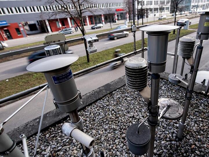 Verschiedene Geräte sind auf dem Dach einer Luftmess-Station in München installiert.