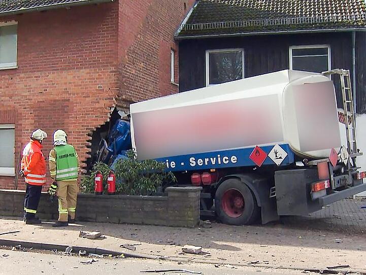 Der Tanklaster hat bei dem Unfall in Meeerbeck die Mauer eines Wohnhauses durchbrochen.