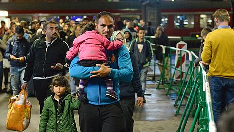 Im Herbst 2015 kommen tausende Flüchtlinge in München an - die Stadt zeigt eine große Hilfsbereitschaft.