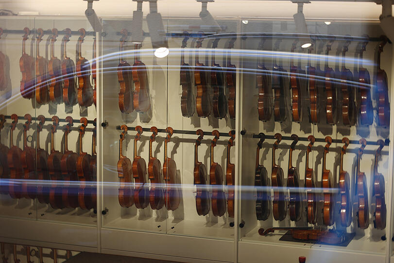 Blick ins Fenster der Geigenbaumeisterin Marion Michael (Stollbergstraße).