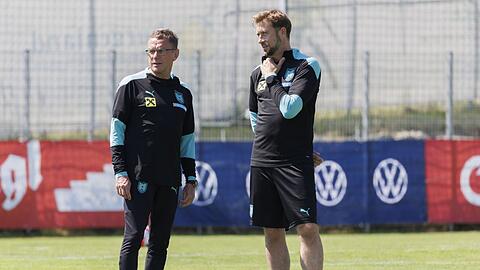 Ralf Rangnick, Nationaltrainer Österreichs und Co-Trainer Lars Kornetka stehen bei einer Trainingseinheit auf dem Platz.