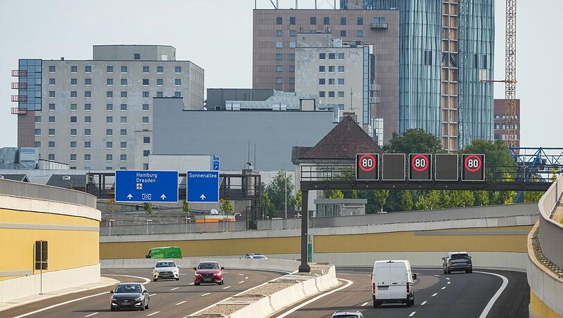 Die ersten Fahrzeuge rollen über das neue Teilstück der A100 in Berlin.