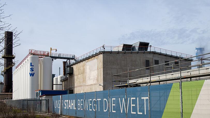 Der Bayerische Verwaltungsgerichtshof sieht es als legitim an, dass die Lech-Stahlwerke f&uuml;r eine Fabrikerweiterung Wald roden. (Archivbild)