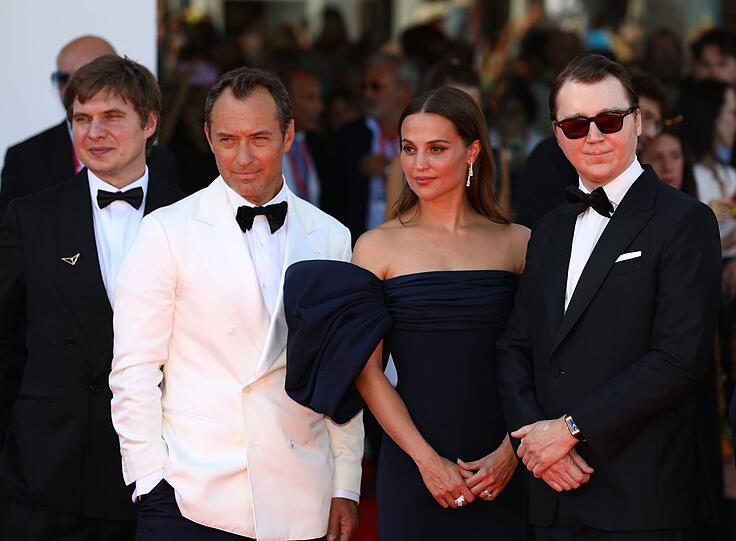 Am Roten Teppich am Lido im vergangnen Herbst: Jude Law im weißen Smoking, Alicia Vikander und Paul Dano (mit Sonnenbrille). Am Roten Teppich am Lido im vergangnen Herbst: Jude Law im weißen Smoking, Alicia Vikander und Paul Dano (mit Sonnenbrille).