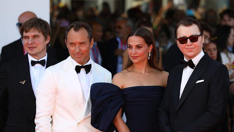 Am Roten Teppich am Lido im vergangnen Herbst: Jude Law im weißen Smoking, Alicia Vikander und Paul Dano (mit Sonnenbrille). Am Roten Teppich am Lido im vergangnen Herbst: Jude Law im weißen Smoking, Alicia Vikander und Paul Dano (mit Sonnenbrille).