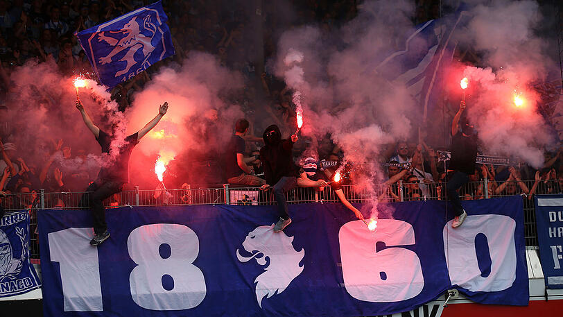 Leider keine Seltenheit: 1860-Chaoten zünden Pyrotechnik im Stadion &ndash; hier beim 1. FC Heidenheim.