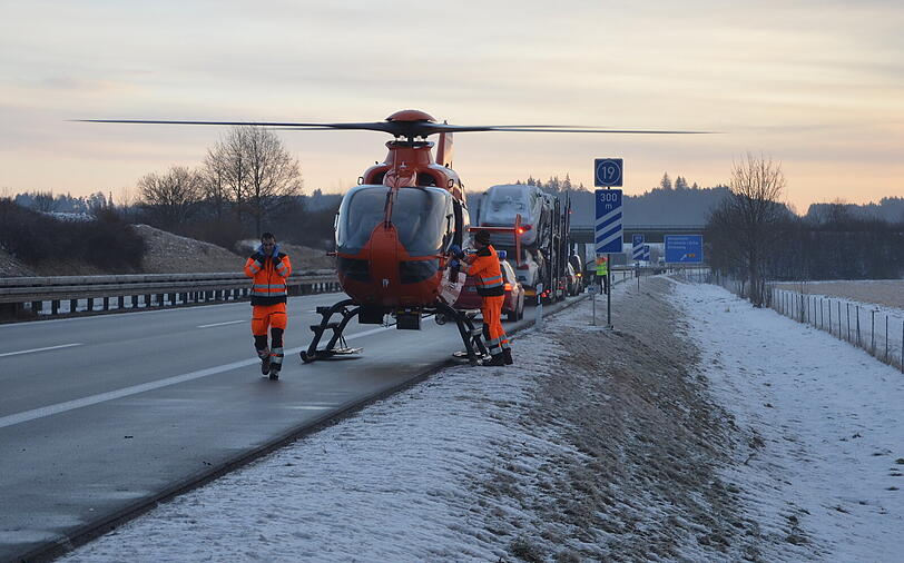 Völlig demoliert blieb der Wagen auf der Autobahn liegen.
