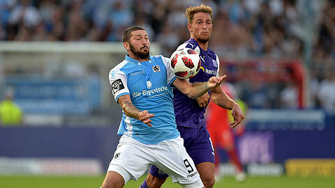 Das Hinspiel zwischen dem TSV 1860 und dem VfL Osnabrück endete mit 2:2. Hier kämpft Osnabrücks Taffertshofer (r.) mit Sascha Mölders um den Ball.
