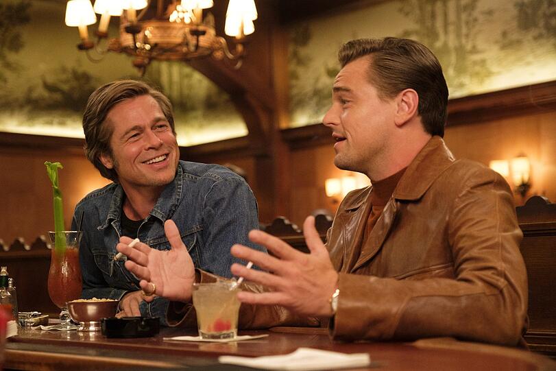Chauffeur Cliff (Brad Pitt) und TV-Schauspieler Rick (Leonardo DiCaprio) tun, was Männer 1969 halt so taten: Prost, die Herren!