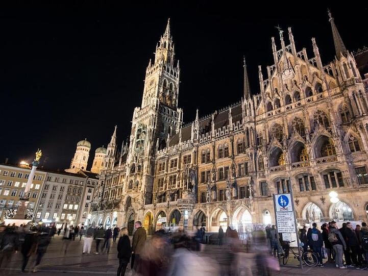 Die Frauenkirche und das Rathaus sind vor Beginn der "Earth Hour" 2017 beleuchtet zu sehen. Foto: picture alliance / Matthias Balk/dpa/Archivbild