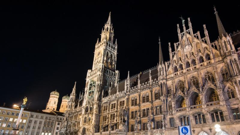 Die Frauenkirche und das Rathaus sind vor Beginn der "Earth Hour" 2017 beleuchtet zu sehen. Foto: picture alliance / Matthias Balk/dpa/Archivbild Die Frauenkirche und das Rathaus sind vor Beginn der "Earth Hour" 2017 beleuchtet zu sehen. Foto: picture alliance / Matthias Balk/dpa/Archivbild