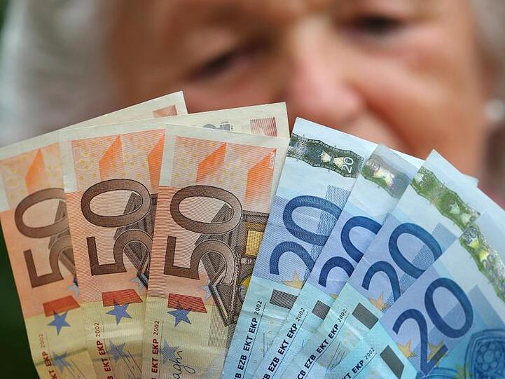 Eine Rentnerin mit Euroscheinen in ihren Händen. Foto: Karl-Josef Hildenbrand/dpa/Symbolbild